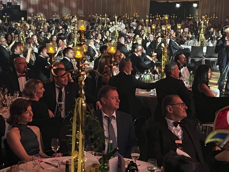 An die 1000 Besucherinnen und Besucher ließen sich das Ballereignis nicht entgehen.