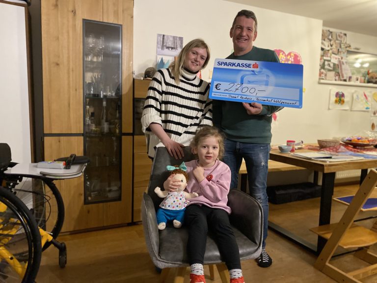 Daniel Keckeis konnte durch Spenden von seinen Kunden beim Tannenhof Wohlgenannt in Frastanz eine Summe von 2700 Euro sammeln, die er nun Familie Siller übergab.<span class="copyright"> VN/HAller</span>