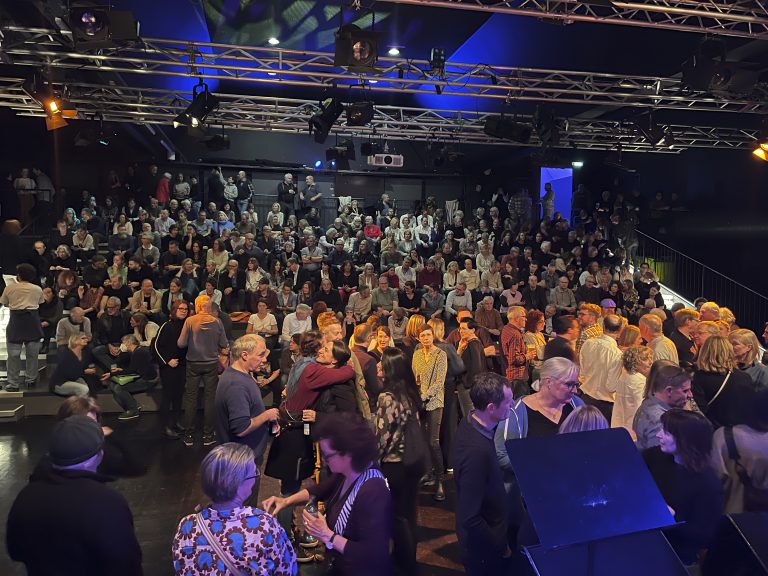 Das Konzert war ausverkauft.