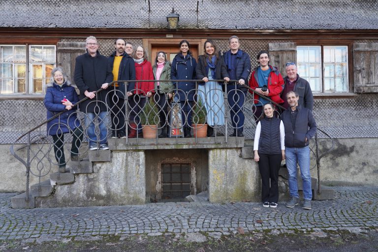 Besuch des internationalen Erasmus+ Projektteams „ComEnt - Fostering Innovation in Community Led Enterprise Development“ in Vorarlberg. Exkursion nach Andelsbuch (im Hintergrund das ehemalige Gasthaus Taube). <span class="copyright">Robert Moosbrugger</span>