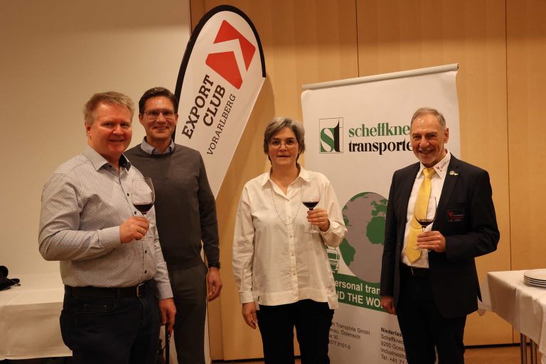 Präsident Martin Fitz, Vorstandsmitglied Wolfgang Karlinger, Barbara Scheffknecht und Dipl.-Sommelier Josef Vonach. <span class="copyright">AME</span>