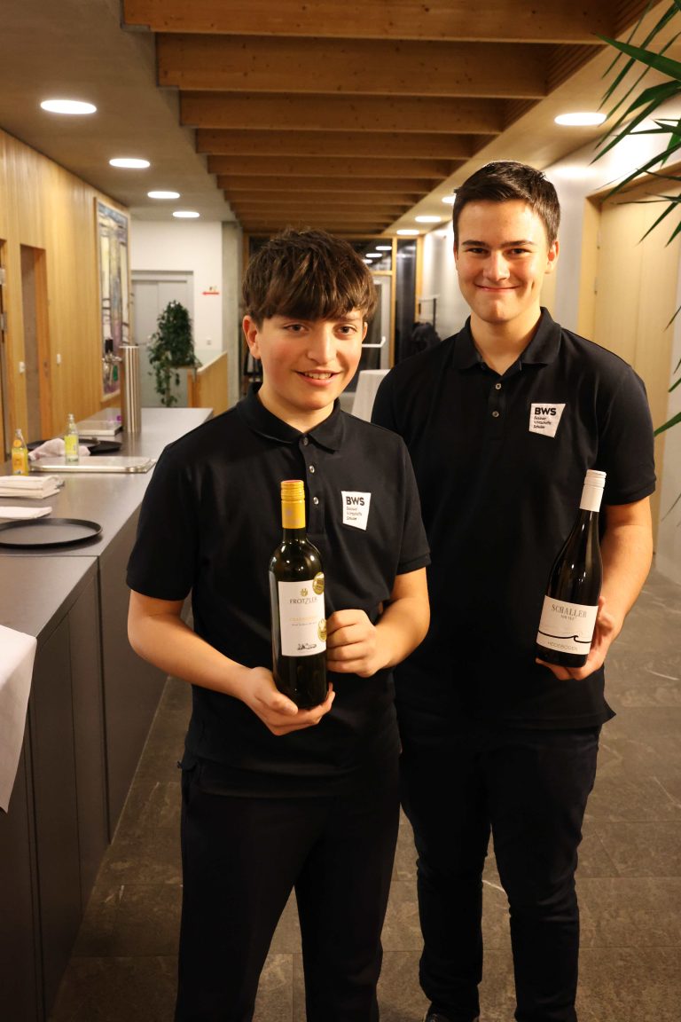 Anton Kanner und Jakob Scharwitzl von den Bezauer Wirtschaftsschulen im Service.