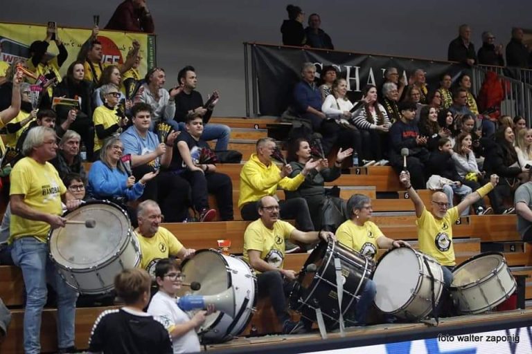 Bei Heimspielen fungiert Dieter Giesinger als Trommler. <span class="copyright">BH/Walter Zaponig</span>
