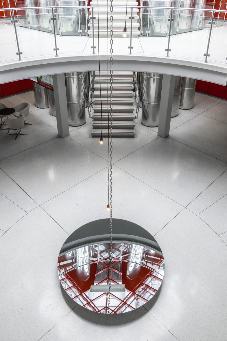 Der Spiegel pendelt horizontal im Raum im Foyer des ORF. <span class="copyright">Christian Schramm</span>
