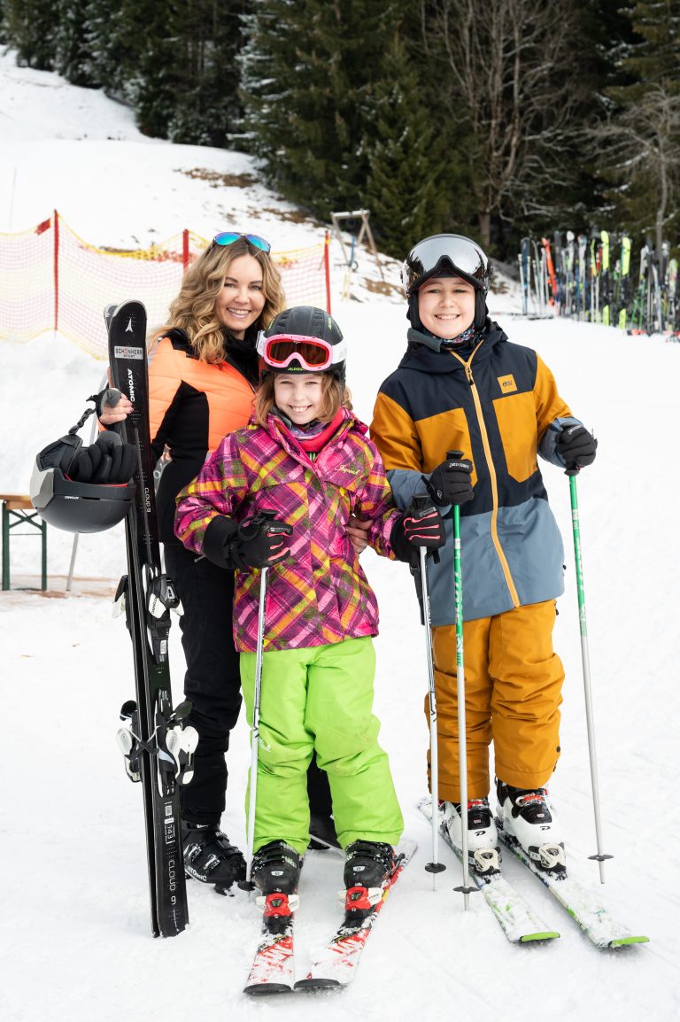 Sabine Fritsche mit Tochter Anna und Sohn Raphael nutzten die Aktion und hatten einen tollen Skitag in Laterns. <span class="copyright">VN/Serra</span>