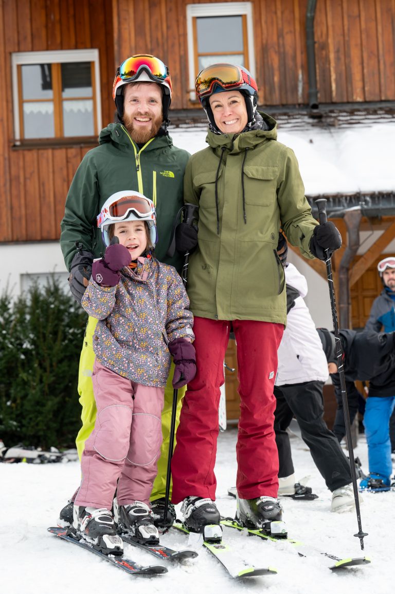 Matthias und Denise Nigsch mit Lilly sind gerne auf der Piste. Aufgrund der Teuerung allerdings seltener pro Saison. <span class="copyright">VN/Serra</span>