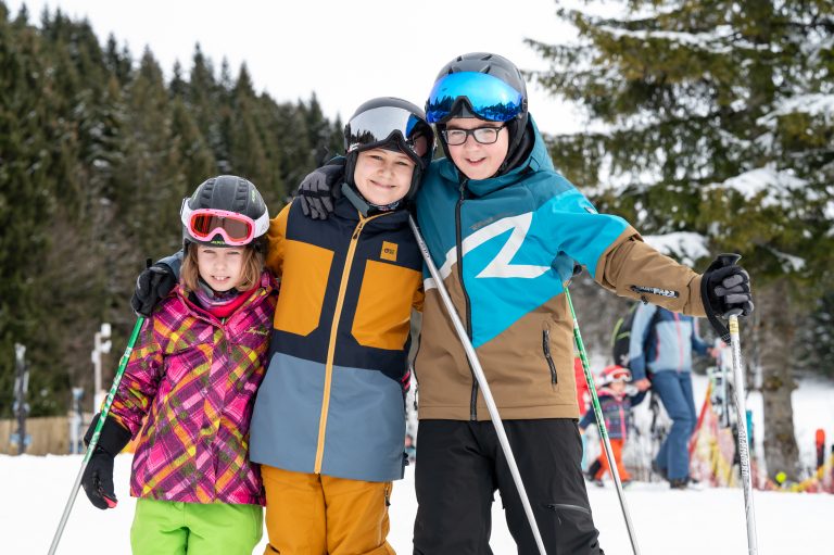 Anna, Raphael und Vito fahren gerne Ski. <span class="copyright">VN/Serra</span>