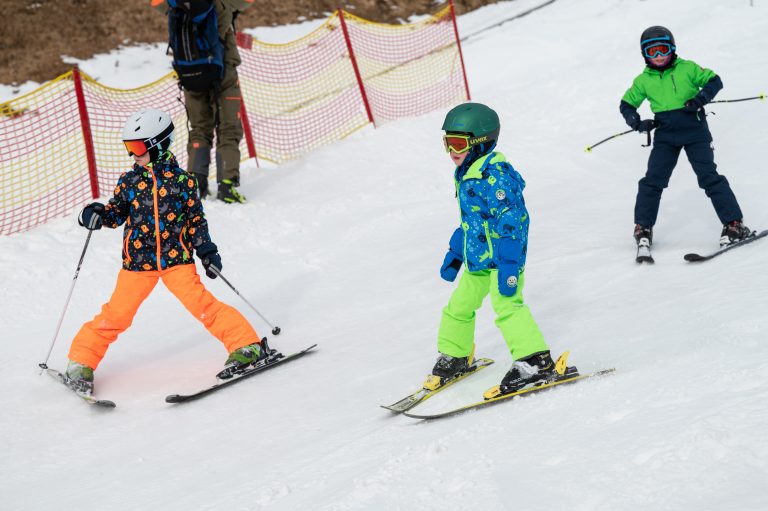 Zahlreiche Kinder zogen ihre Schwünge im Schnee. <span class="copyright">VN/Serra</span>