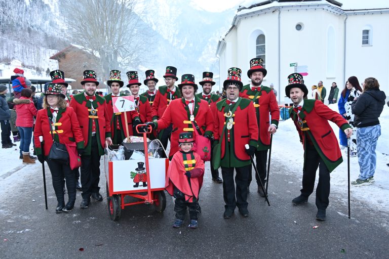 Für einen farbenfrohen Umzug sorgte auch diese Gruppe.<br>