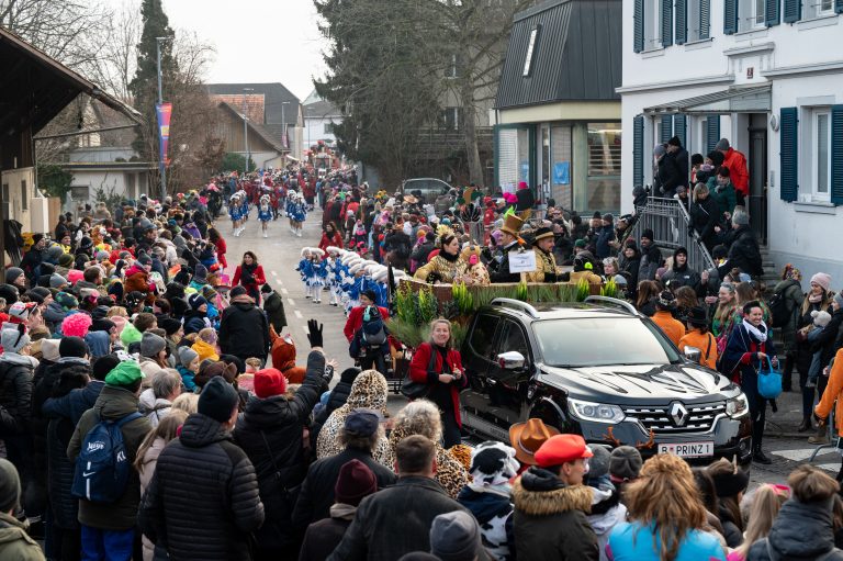 Fröhliches Treiben auf den Straßen von Fußach. Teilnehmer und Zuschauer genossen den Umzug.