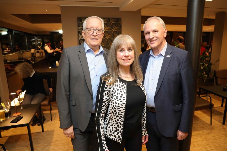 Michael Simma, Brigitte Denifl und Blasmusik-Landesobmann Wolfram Baldauf.