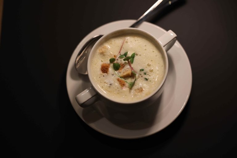 Nach einer sehr feinen Kartoffel-Trüffelsuppe gab es reichlich Brötchen mit dreierlei Leberkäse.