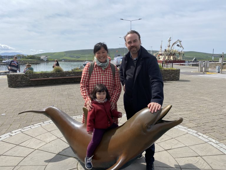 Forschungsaufenthalt an der der FHV Partneruniversität Limerick in Irland zum Thema „Community Enterprises“ (gemeinwesenorientierte Unternehmen). Der Aufenthalt war ein Erlebnis für die ganze Familie. Das Foto ist in Dingle an der Westküste entstanden. <span class="copyright">Robert Moosbrugger</span>