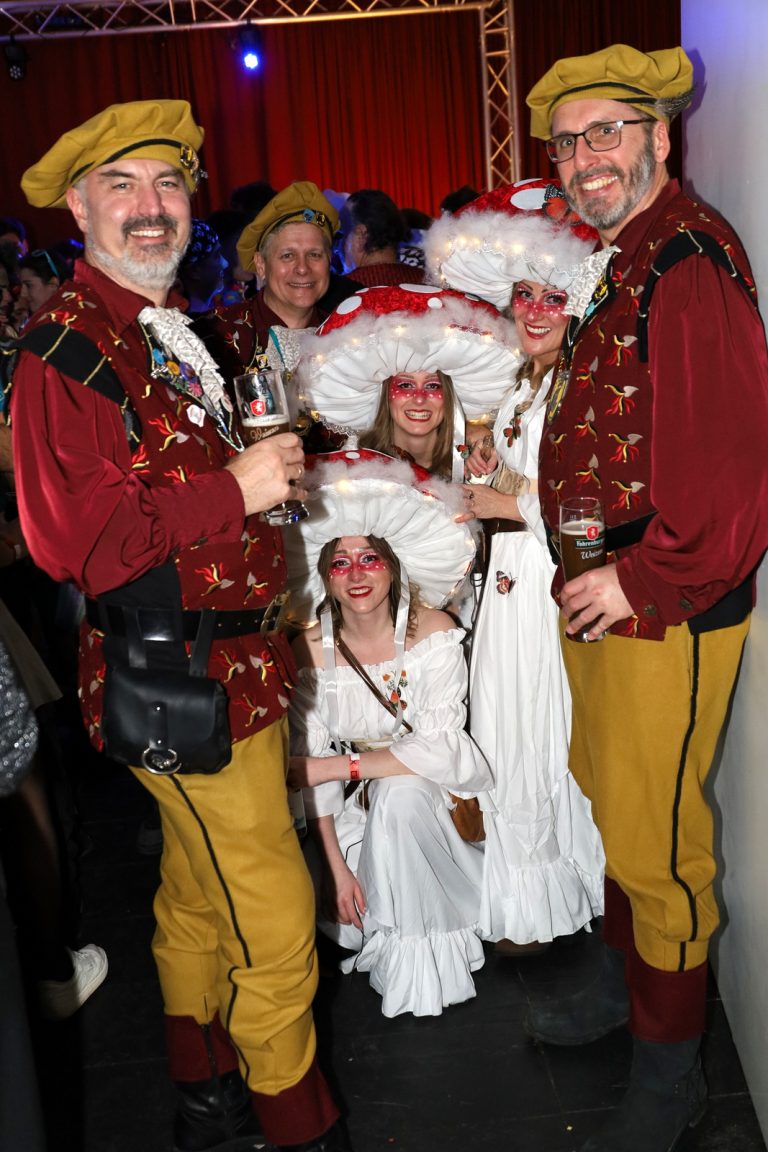 Die Hörbranzer Raubritter mit Ballbesucherinnen.