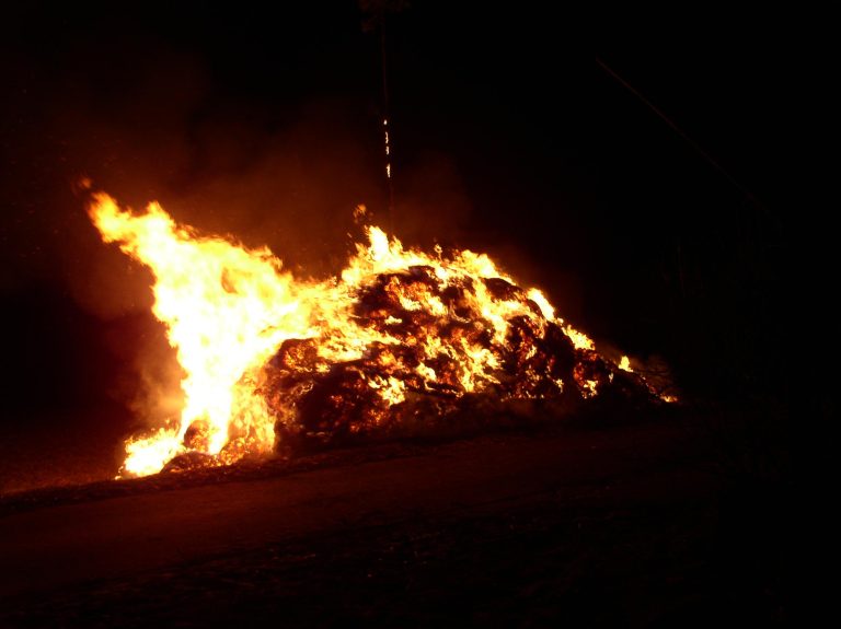 Hexen wurden erst in der zweiten Hälfte des 19. Jahrhunderts auf den Funken angebracht, um damit dem nachlassenden öffentlichen Interesse am Brauchtum entgegenzuwirken.<span class="copyright">Markus Häusler/Wikipedia</span>
