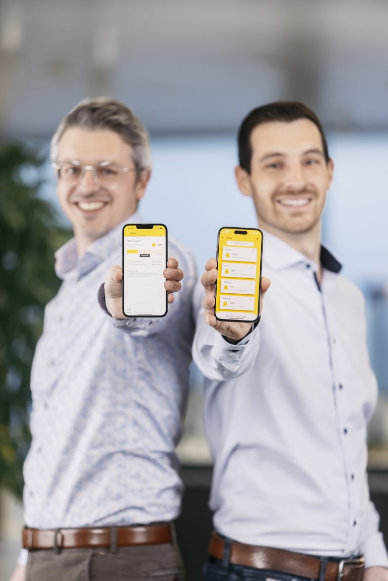 Michael Eugster (Marketingleiter NeoVac) und Matthias Burtscher (CEO Fusonic) mit dem Erfolgsprojekt „NeoVac myEnergy“: Für die Kundenapp gab es den German Design Award 2023. <span class="copyright">mathis.studio</span>