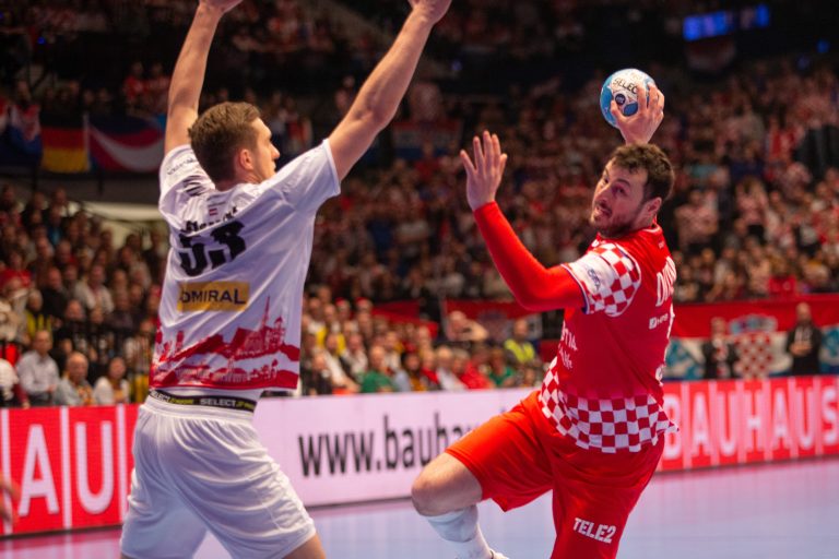 Auf Vereinsebene Teamkollegen beim THW Kiel, bei der EURO 2024 Kontrahenten: Mykola Bilyk und der kroatische Superstar Domagoj Duvnjak. <span class="copyright">GEPA</span>