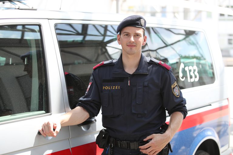 Bei der Polizeistelle in Bludenz macht Frederic Berthold Dienst. <span class="copyright">gepa</span>