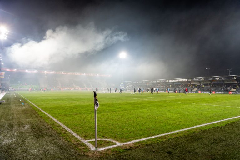 Das Derby im Dezember 2023 in Altach musste aufgrund von Rauchentwicklung unterbrochen werden. <span class="copyright">gepa</span>