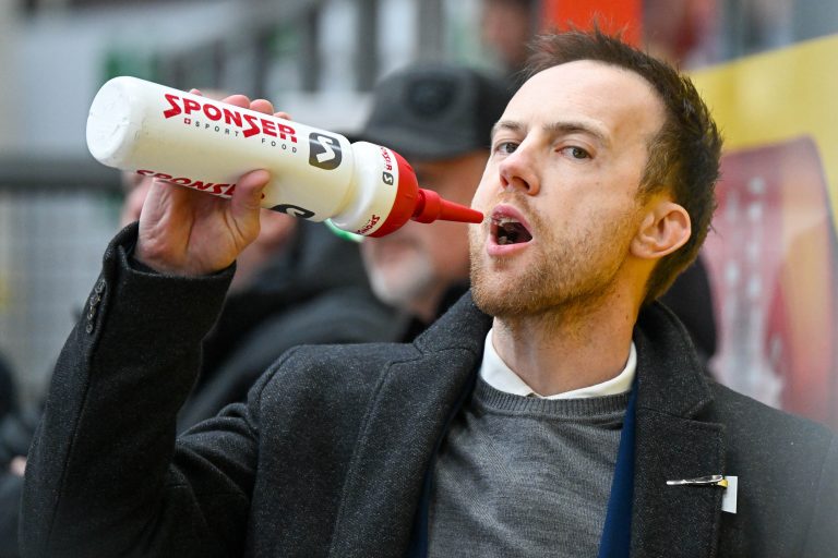 Dylan Stanley erfrischt sich. <span class="copyright">Gepa</span>