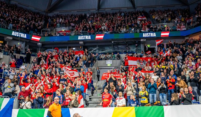 Die „Gelbe Wand" (rechts) in der Halle in Mannheim. <span class="copyright">Gepa</span>