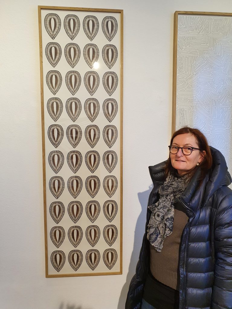 Gabriele Bösch vor ihrer Arbeit "Ursprung der Fülle II". <span class="copyright">thomas schiretz</span>