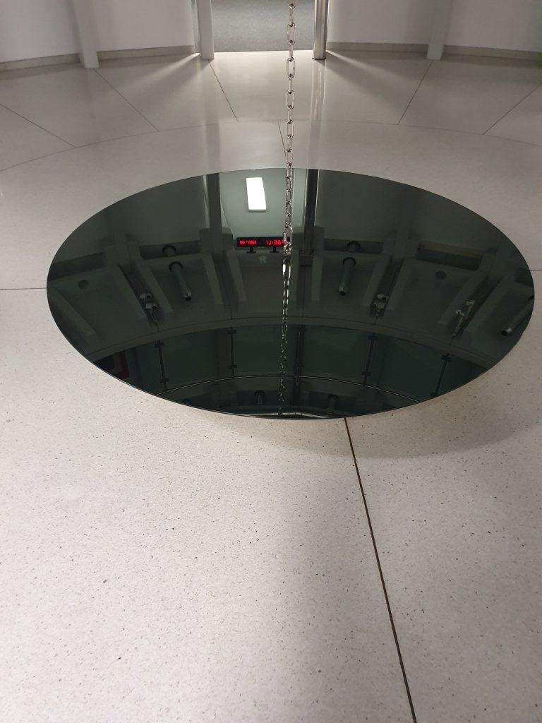Ein dunkler Spiegel wie er öfters als Spiegelwand Verwendung findet. <span class="copyright"> thomas schiretz</span>