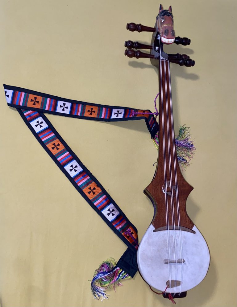 Zum tibetischen Neujahrsfest im Februar lässt Tenzin die Saiten der traditionellen Tibetischen Gitarre erklingen. <span class="copyright">Privat</span>