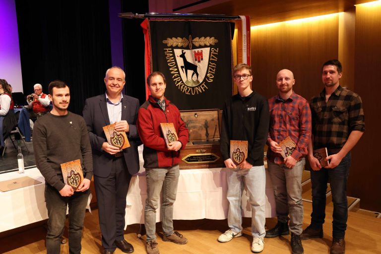 Die neuen Mitglieder der Handwerkerzunft Dominik Bachmeier, Manfred Böhmwalder, Marco Steigl, Jonas Marte, Felix Mähr und Manuel Hämmerle.