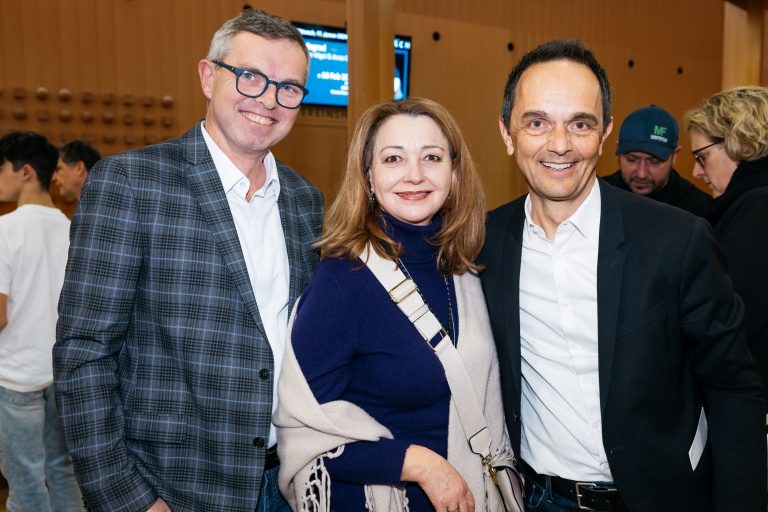 Martin Herburger, Marktgemeinde Götzis, Vizebürgermeisterin Edith Lampert-Deuring und Hannes Jochum, Leiter Kulturbühne AMBACH und Moderator des Abends.