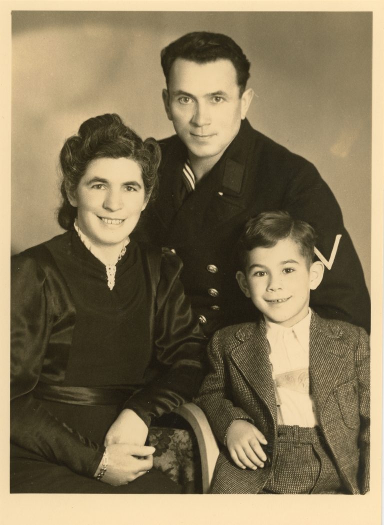 Hilda, Josef und Hermann Kramer (Vater der Autorin) im Kriegsjahr 1944.<span class="copyright">Familie Kramer</span>