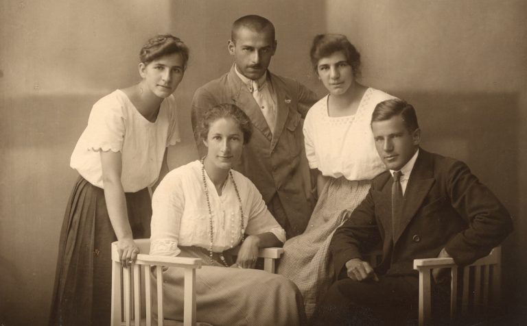 Anna Pscheid links hinten, neben ihr Herr Jucker und Hilda Pscheid, vorne links Frau Jucker-Pscheid und Robert Pscheid. <span class="copyright">Familie Kramer</span>