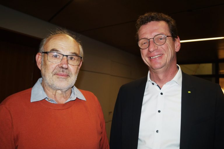 Historiker Werner Bundschuh im Gespräch mit Bürgermeister Markus Giesinger.