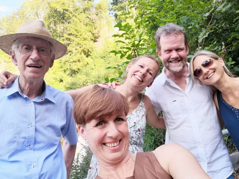 Hospizarbeit lässt auch Freude zu: Irene Christof mit Hospiz-Mitarbeitenden.