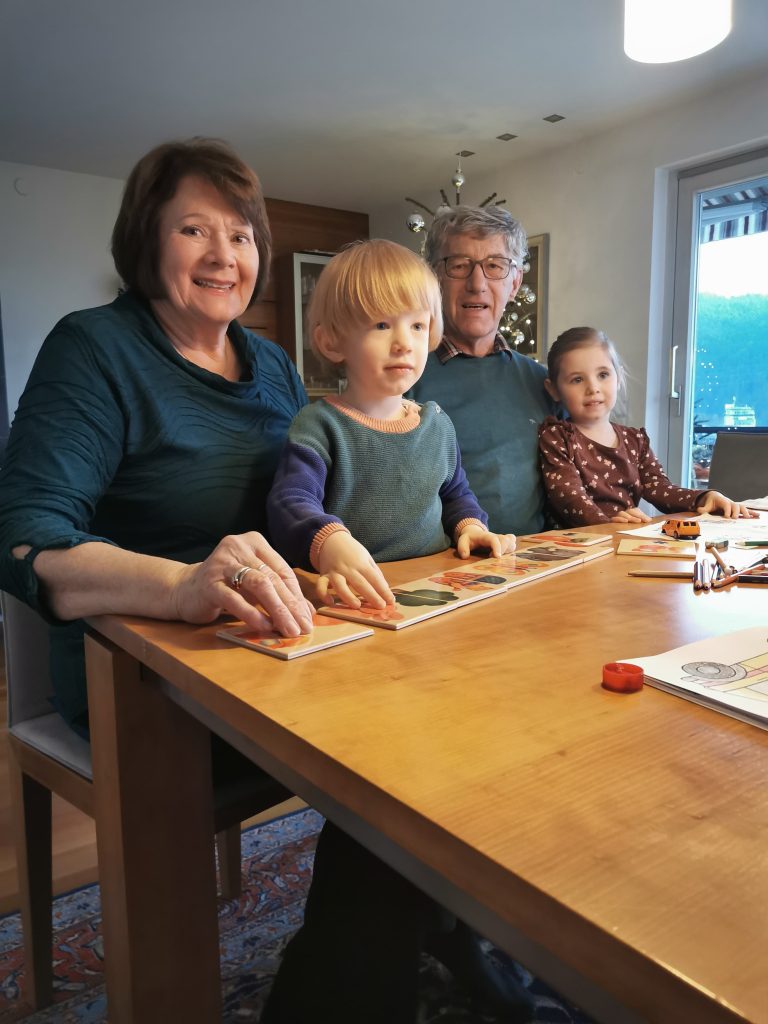 Irmgard Hagspiel mit ihrem Mann Heinz und den Enkeln Julius und Valeria.