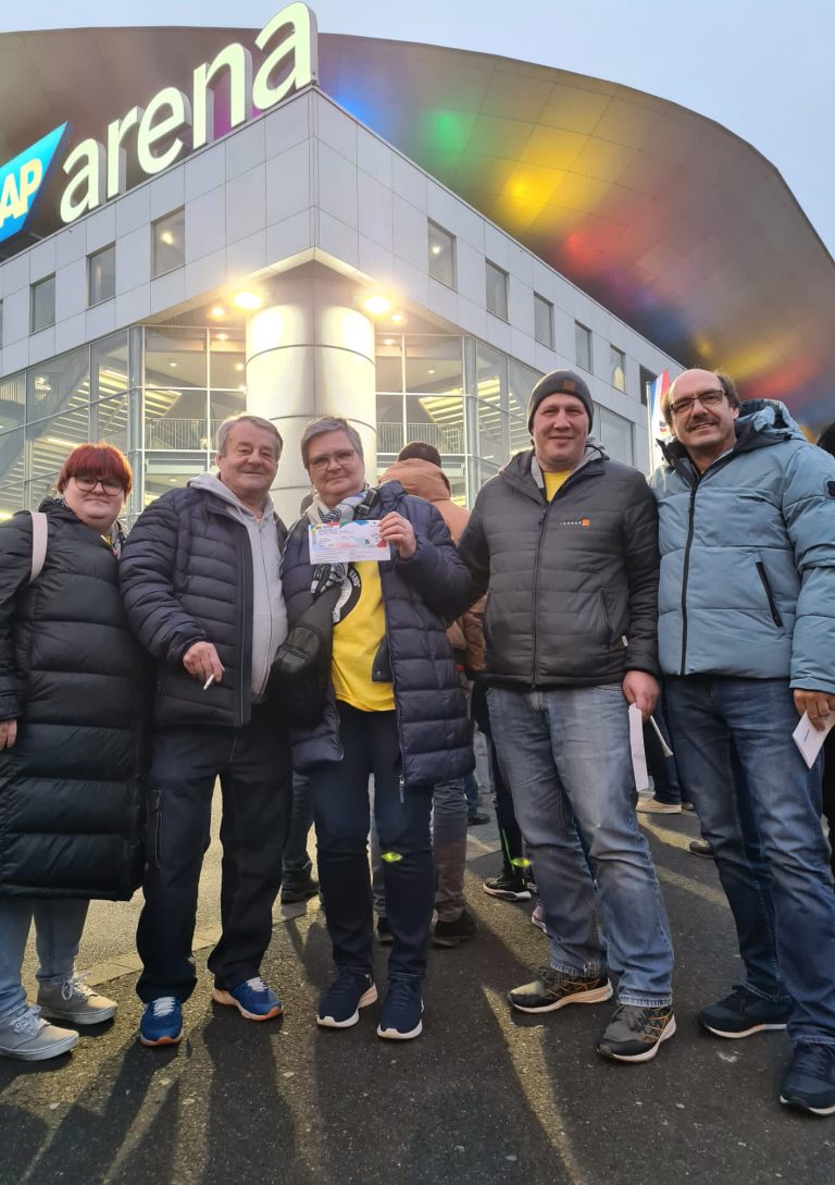 Manuela Giesinger präsentiert stolz ihr Ticket für das EM-Eröffnungsspiel von Österreich in Mannheim. <span class="copyright">DG</span>