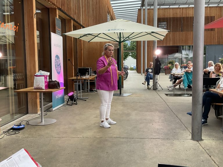 Als Muntafuner Hebamm' bringt Bernadette Gasser das Publikum zum Lachen.  <span class="copyright">Montiperle</span>