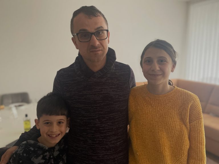 Cil Salith mit seinen Kindern Berat (9 Jahre) und Ecrin (13 Jahre). 