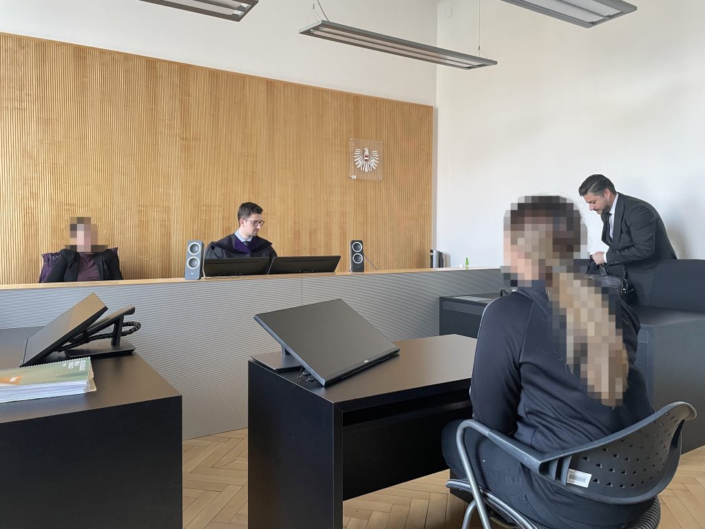 Diebische Kassiererin von ihrem Ehemann verraten