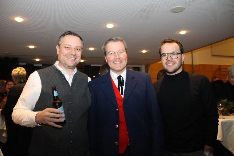 Gemeinderäte Jürgen Blacha und Lukas Debortoli mit E-Werke-Geschäftsführer Rainer Hartmann.