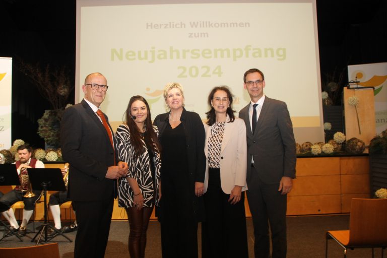 Bürgermeister Walter Gohm, Referentin Verena Eugster, Vizebürgermeisterin Michaela Gort, Sonja Wallner und Landeshauptmann Markus Wallner auf Neujahrsempfang im Adalbert-Welte-Saal. <span class="copyright">VN-HE (14)</span>