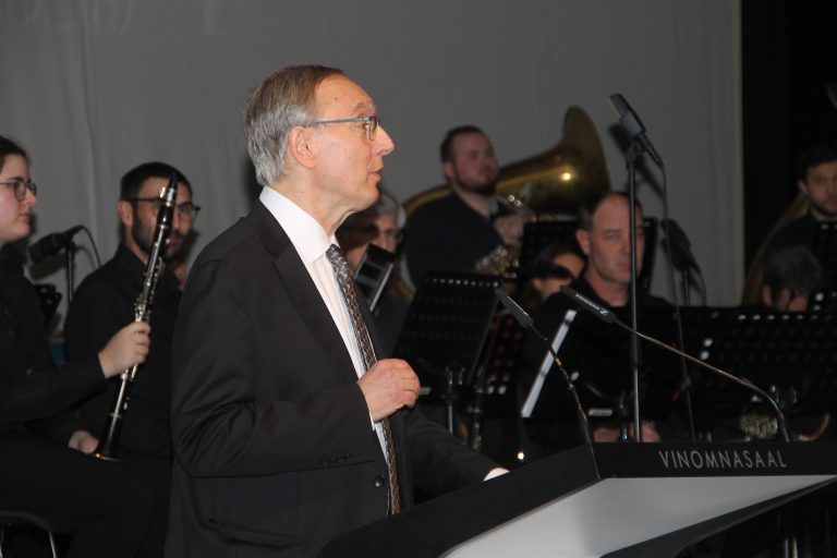 Dr. Friedrich Anzenberger moderierte das historische Konzert mit Ausführungen zur Geschichte.