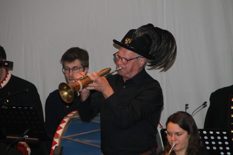 Allerlei Musikinstrumente wie vor 100 Jahren erwiesen dem Jubiläumsjahr die Referenz.