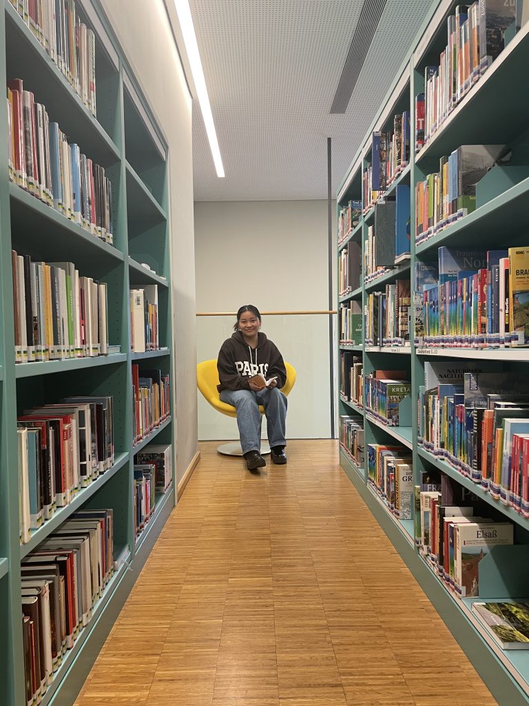 Die Jugendliche verbringt gerne Zeit in Bibliotheken. <span class="copyright">VN/mef</span>