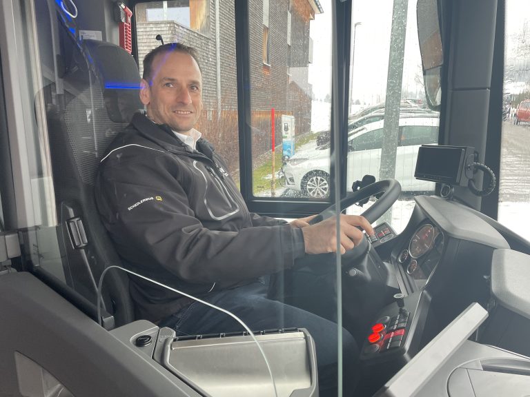 Unternehmer Bertram Schedler setzt bei seinen Bussen auf Strom. <span class="copyright">VN/mef</span>