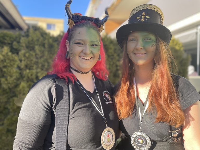 Sophia Berkmann und Kim Angerer freuen sich über die vielen Faschingsbegeisterten beim Maskenlauf. <span class="copyright">VN/Fetz</span>