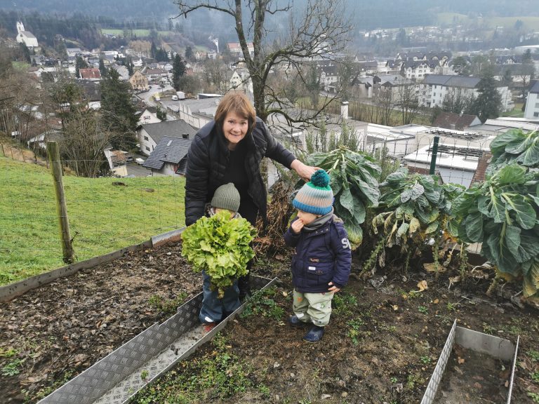 Die Bürgermeisterin in ihrem Gemüsegarten mit ihren zwei Enkeln Julius und Konstantin.