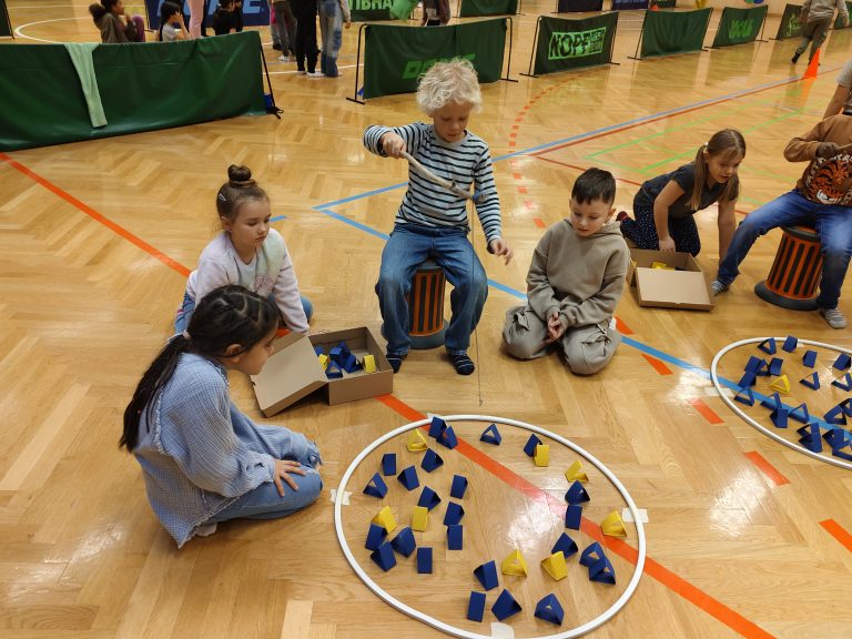 Viel Geschicklichkeit bewiesen die Volksschulkinder beim Angelspiel in der Turnhalle.