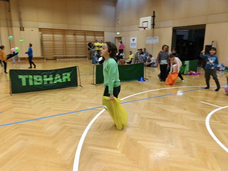 Beim Sackhüfen waren die Kinder der Volksschule Oberau voll in ihrem Element.