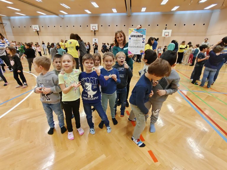 Jede Volksschulklasse erhielt ihre eigene Urkunde über die Teilnahme am Oberauer Kinderfest.
